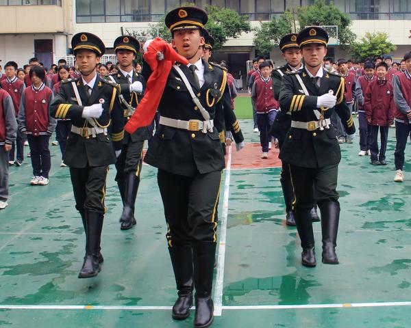 2校国旗班与云帆二班学生代表执行升旗仪式